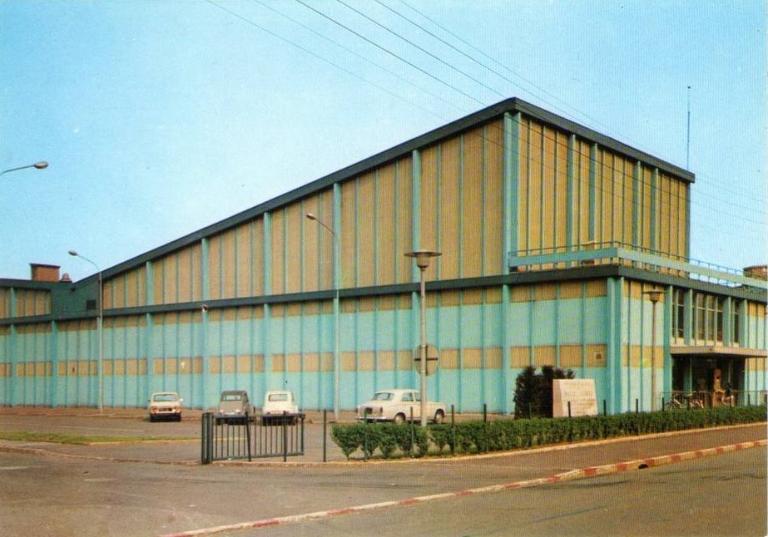 Vue de l’entrée de la piscine de Saint-André-lez-Lille, réalisée d’après le projet-type agréé R.16, carte postale, vers 1970 (coll. part.).