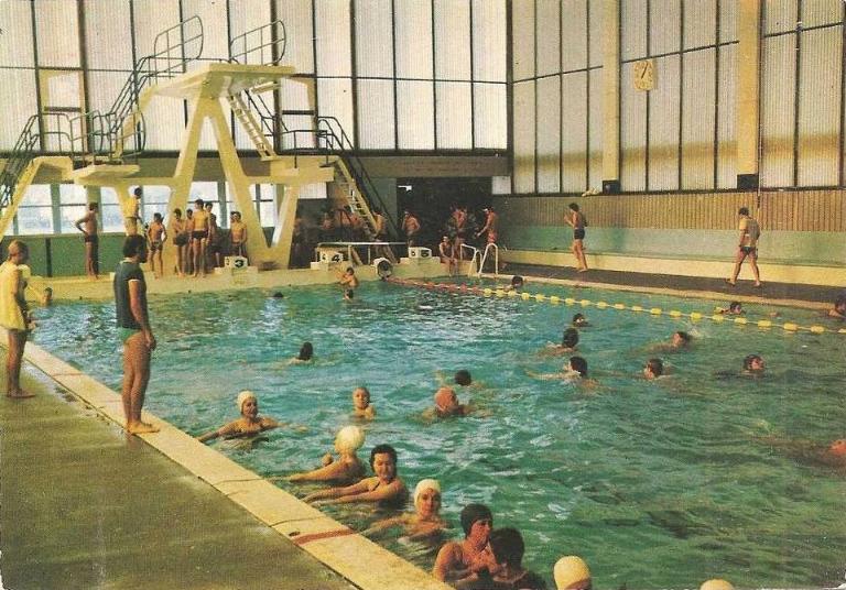 Vue l’intérieur de la piscine de Saint-André-lez-Lille, réalisée d’après le projet-type agréé R.16, carte postale, vers 1970 (coll. part.).