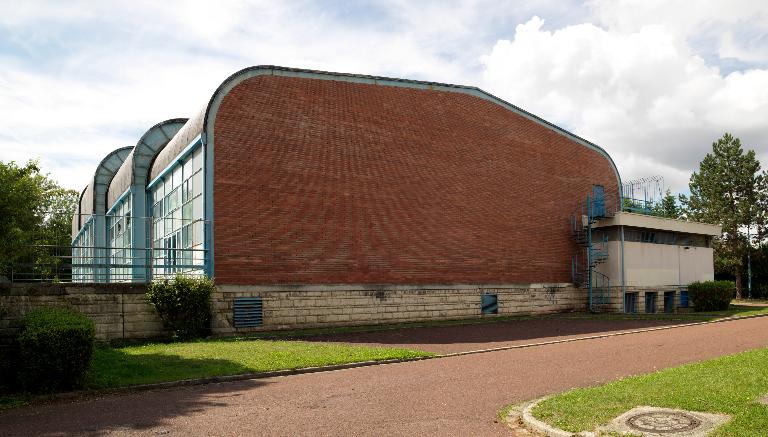 Pignon est (façade arrière de la piscine), avec escalier de secours. 