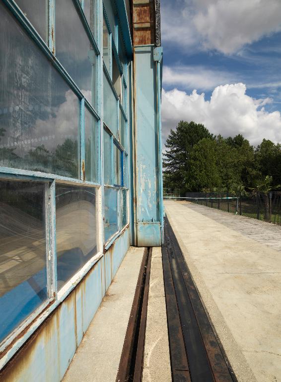 Détail de la structure mobile et des rails permettant aux éléments de glisser et de s'emboîter les uns au dessus des autres.