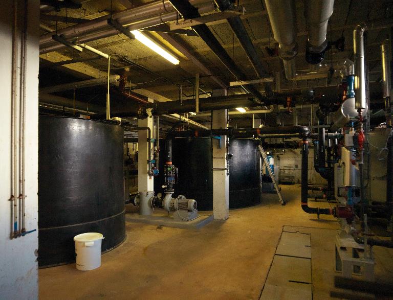 Vue générale de la machinerie : les cuves de filtration. 