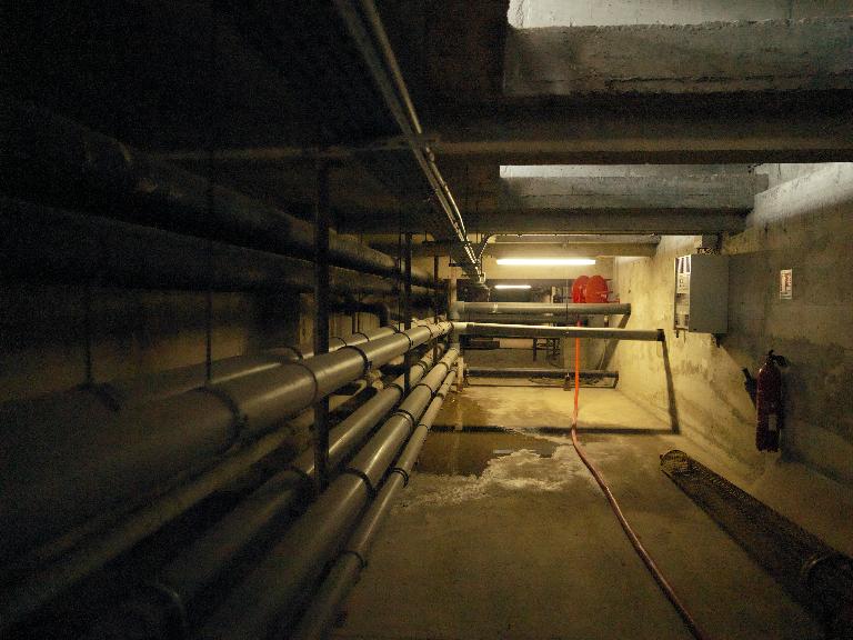 Galerie technique (tuyauterie) sous le bassin. 