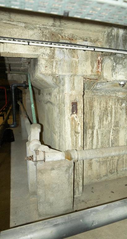 Galerie technique, vue de la cuve en béton armé du petit bassin.