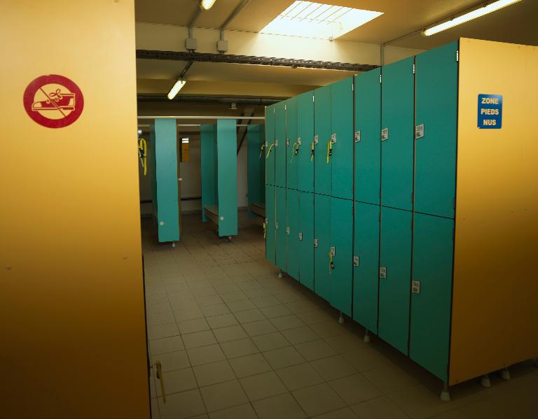 Vestiaires et casiers individuels à clefs. 