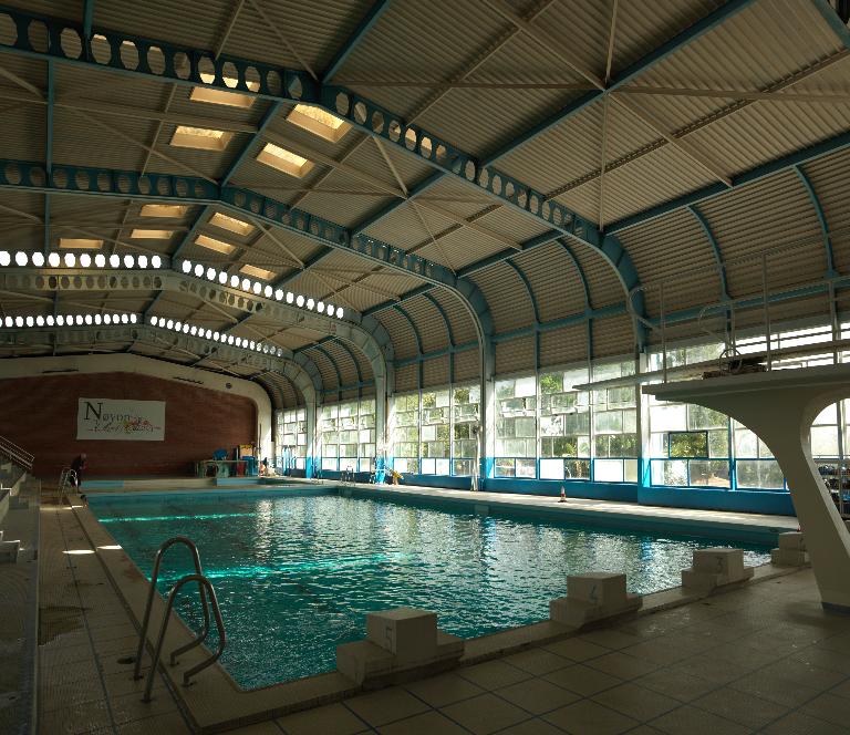 Vue générale des bassins et de la façade sud s'ouvrant sur le solarium. 