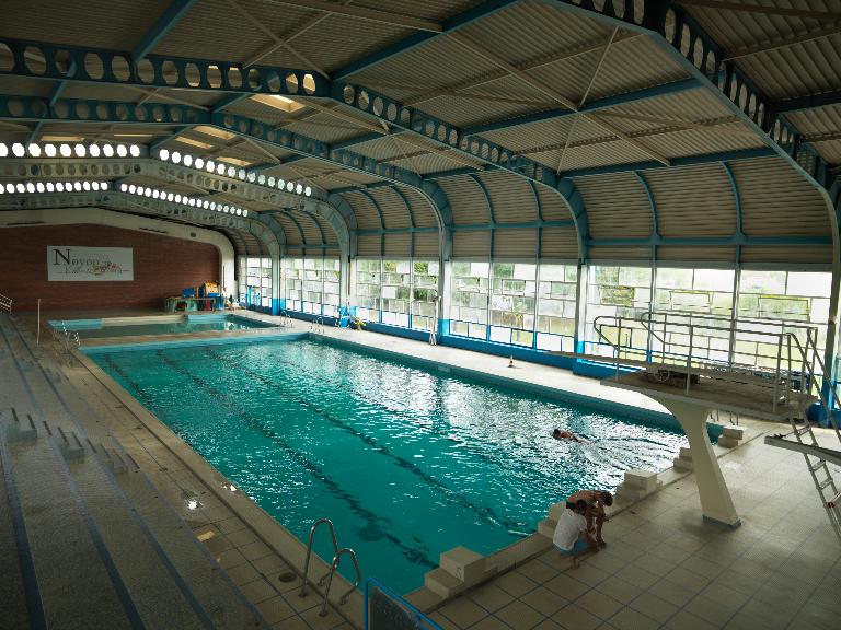 Vue générale des bassins et du plongeoir. 