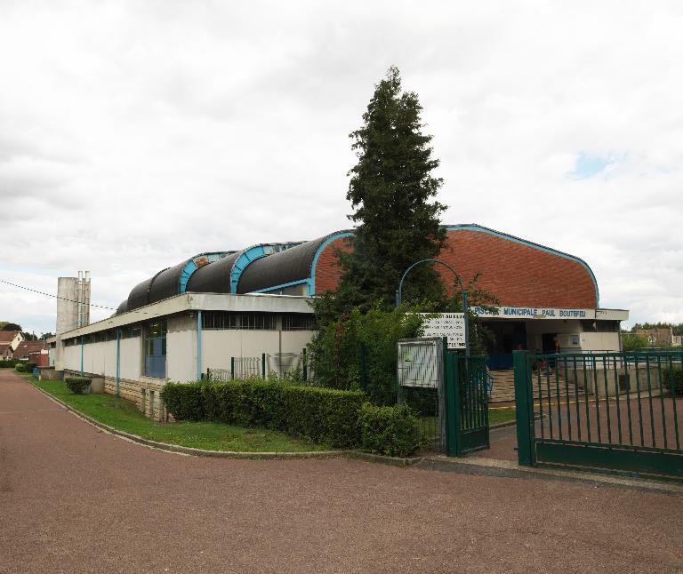Entrée de la piscine et façade nord (prolongée par une salle de musculation, et en sous-sol, les locaux de la machinerie).). 