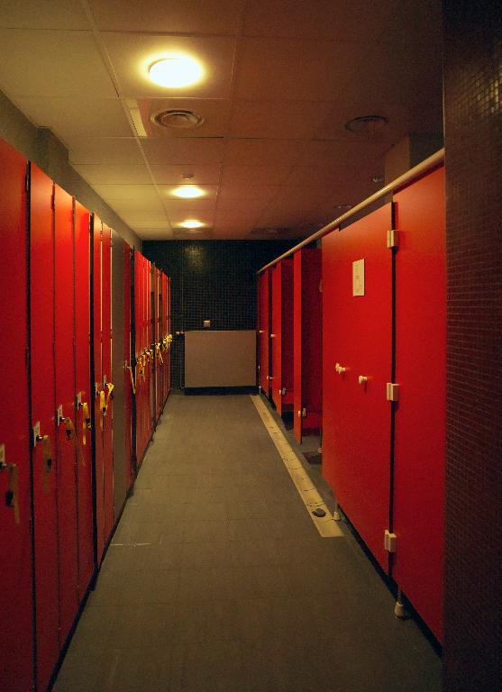 Vestiaires de l'espace bien-être : casiers et cabines.