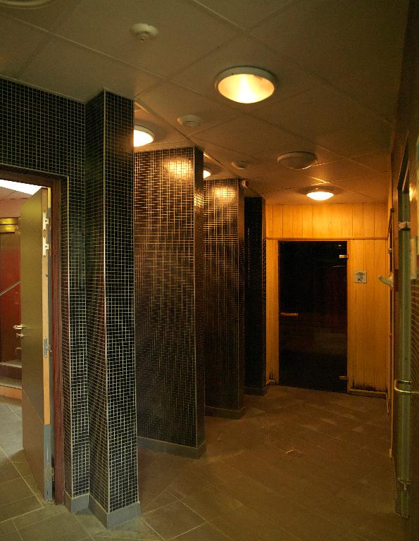 Espace bien-être : douches, sauna et hammam. 