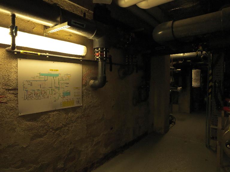 Entrée des locaux techniques en sous-sol. 