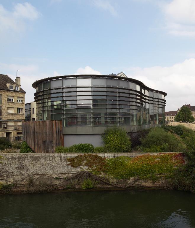Façade sud, entièrement vitrée et abritant les nouveaux bassins ludiques. 