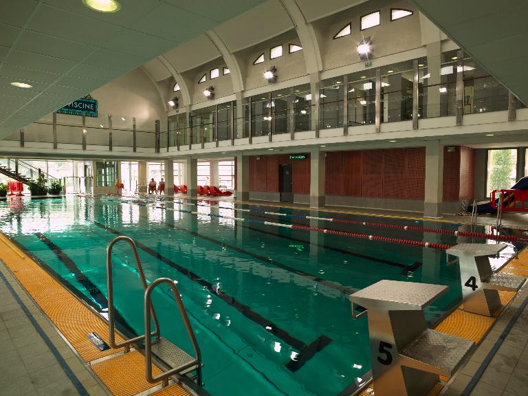 Vue générale du bassin sportif, détail des tremplins. A l'étage, se trouvent les vestiaires.