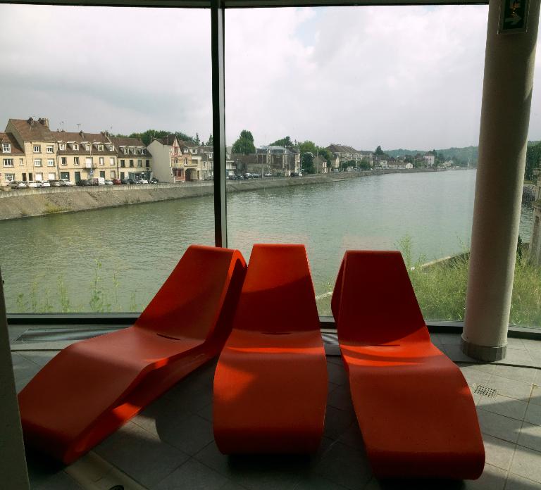 Des chaises longues sont mises à la diposition des baigneurs sur les plages du bassins, et permettent de profiter de la vue sur l'Oise grâce aux grandes baies vitrées.