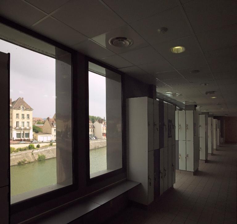 Espace vestiaires (casiers de rangement individuels à clefs); avec vue dégagée sur l'Oise. 