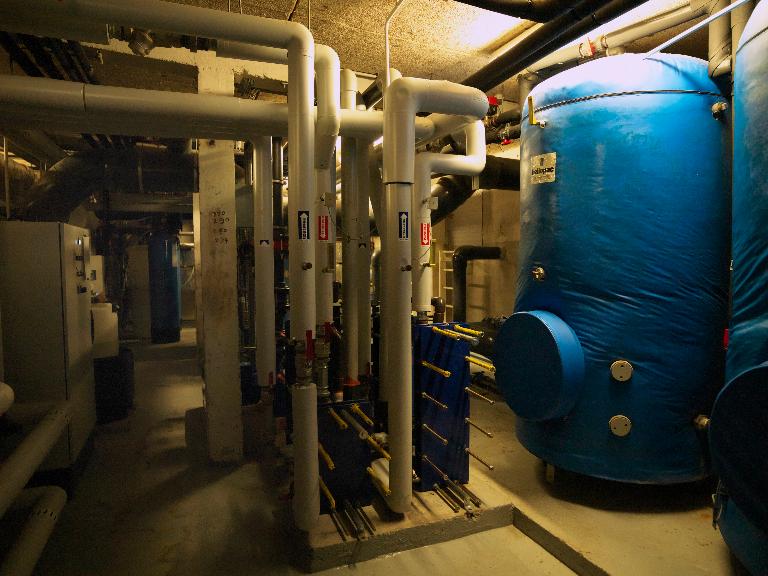 Vue générale de la machinerie en sous-sol ; à droite les ballons d'eau chaude.
