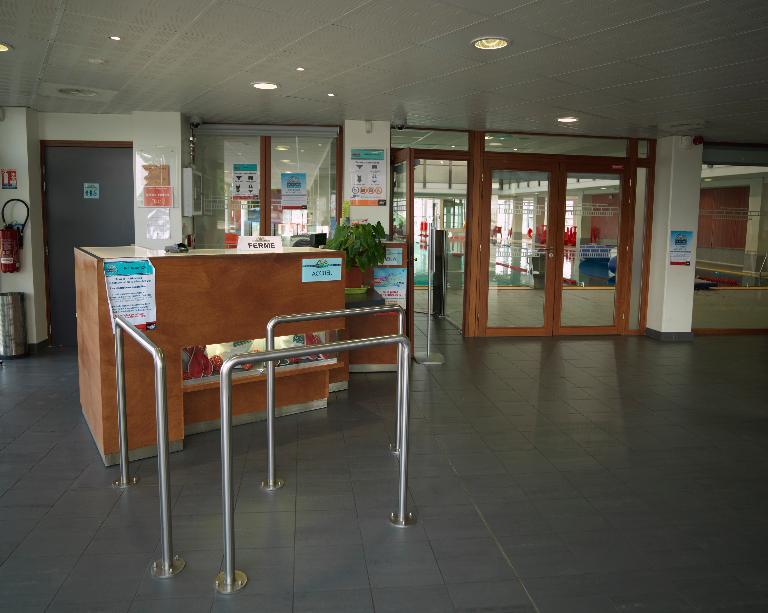 Hall d'entrée de la piscine : guichet-caisse.
