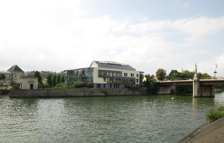 La pointe de l'Île-Saint-Maurice : façade nord de la piscine, pavillon du XVIIIe siècle, et pont; vue depuis le quai d'Amont.