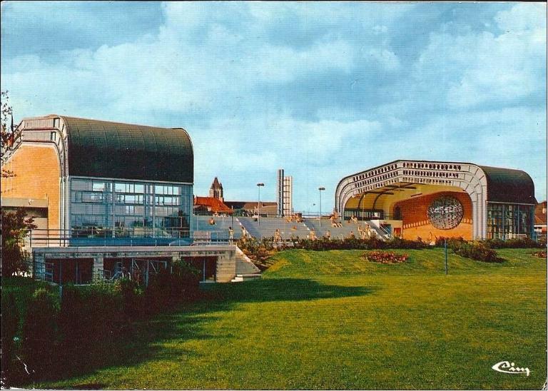 La piscine de Noyon. ; Vue générale de la piscine découverte, vers 1970 (coll. part.).