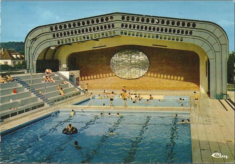 Vue du mur-pignon est de la piscine, avec l'oeuvre d'André Borderie, vers 1970 (coll. part.). 