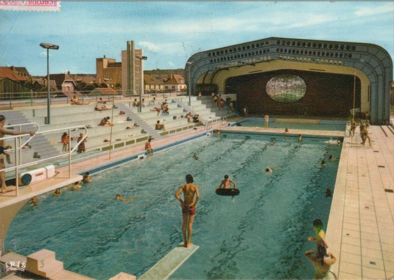 Vue des bassins de la piscine, avec ses bassins, son plongeoir et ses gradins, vers 1970 (coll. part.).