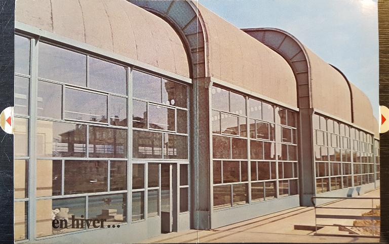 Couverture de la brochure de présentation de la piscine de Noyon produite par la société MacGregor-Comarain. Photo : H. Bernard (AN ; 19940528/1).
