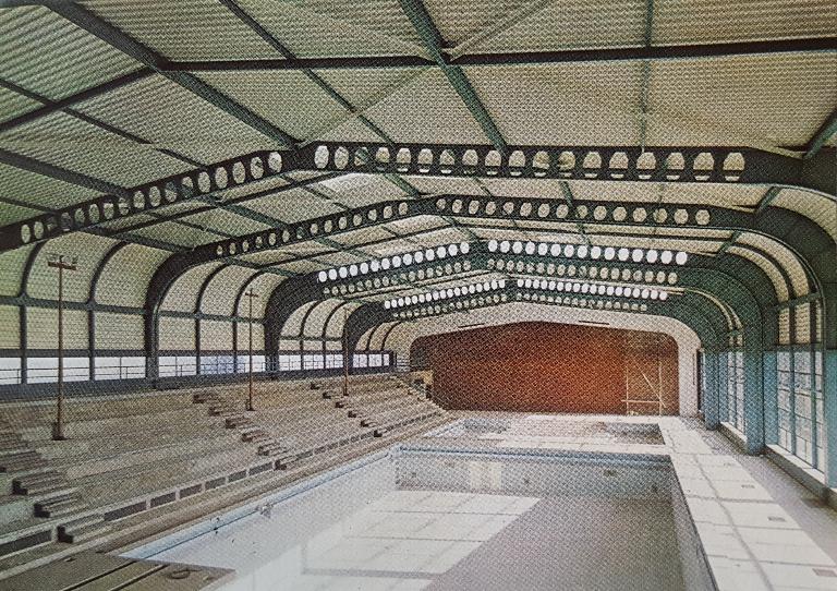 Vue de la piscine couverte, avant sa mise en eaux. Issue de la brochure de présentation de la piscine par la société MacGregor-Comarain. Photo : H. Bernard (AN ; 19940528/1).