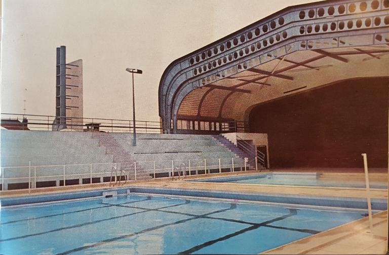Vue de la piscine de Noyon découverte. Issue de la brochure de présentation réalisée par la société MacGregor-Comarain. Photo : H. Bernard (AN ; 19940528/1).