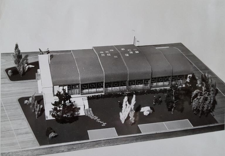 Maquette, vue de la piscine couverte, façade sud. Photo : MacGregor-Comarain S.A. (AN ; 19940528/1).