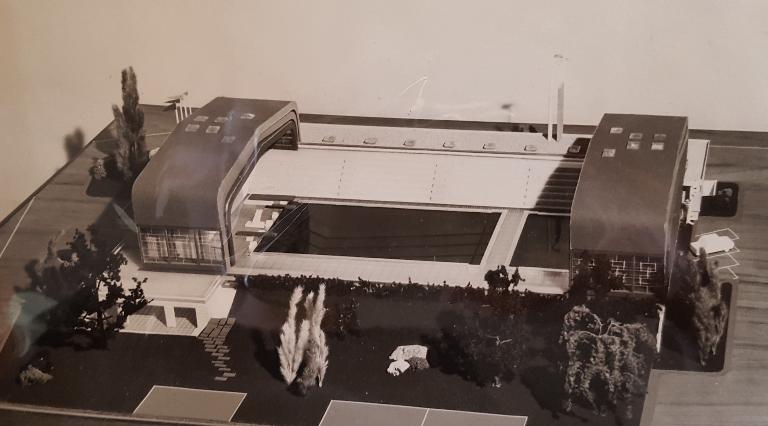 Maquette, vue de la piscine découverte, façade sud. Photo : Société MacGregor-Comarain (AN ; 19940528/1).