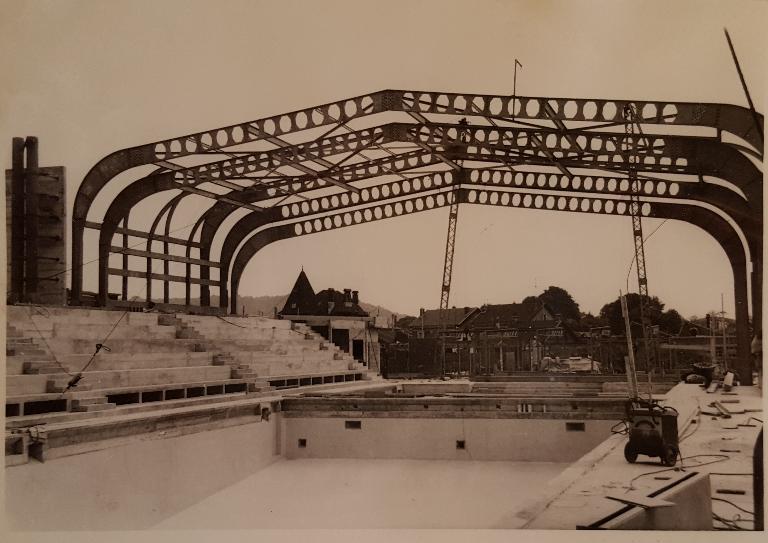 Photo de la piscine en construction, groupe des trois éléments (1 fixe et 2 mobiles) côté Est, juin 1967. Photo : Société MacGregor-Comarain (AN ; 19940528/1).