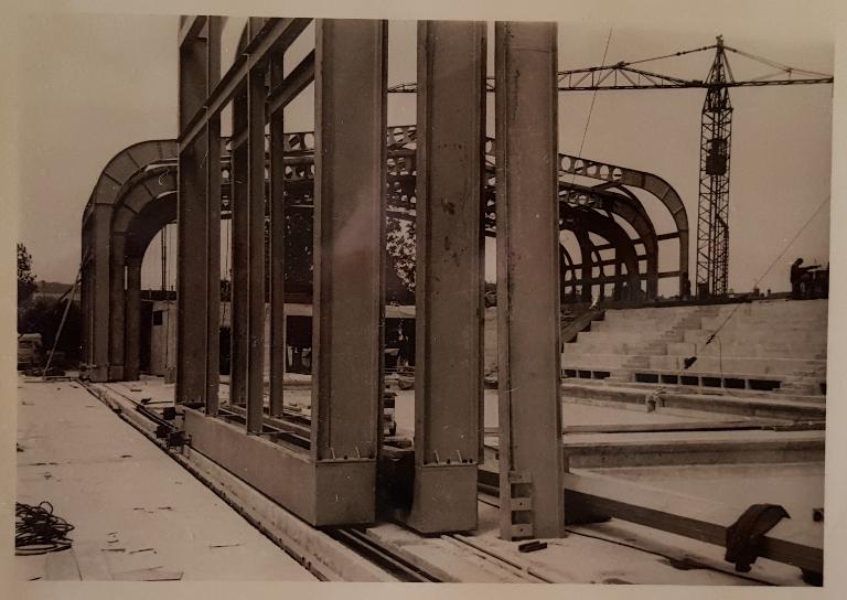 Photo de la piscine en construction, vue générale depuis la plage Sud, juin 1967. Photo : Société MacGregor-Comarain (AN ; 19940528/1).