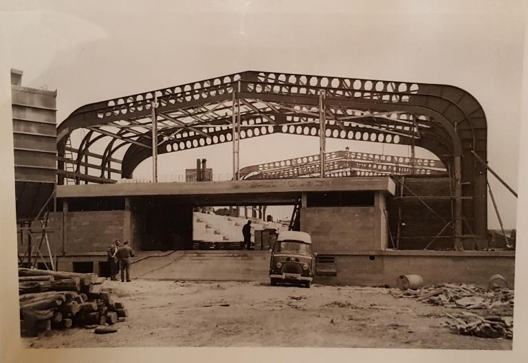 Photo de la piscine en construction, vue sur l'entrée, côté ouest, juin 1967. Photo : Société MacGregor-Comarain (AN ; 19940528/1).
