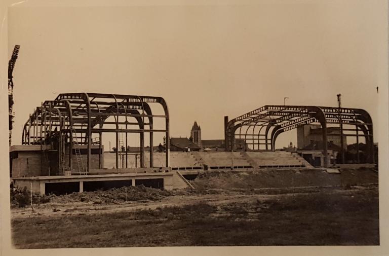 Photo de la piscine en construction, vue générale depuis la façade Sud, juin 1967. Photo : Société MacGregor-Comarain (AN ; 19940528/1).