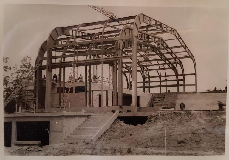 Photo de la piscine en construction, groupe des 3 éléments (1 fixe et 2 mobiles) côté Ouest, en position d'ouverture, juin 1967. Photo : Société MacGregor-Comarain (AN ; 19940528/1).