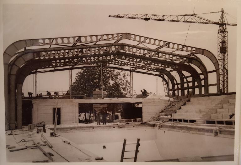 Photo de la piscine en construction, pignon ouest, juin 1967. Photo : société MacGregor-Comarain (AN ; 19940528/1).