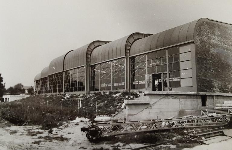 Vue de la piscine en construction, façade sud. Juillet 1967. Photo : Société MacGregor-Comarain (AN ; 19840036/145). 