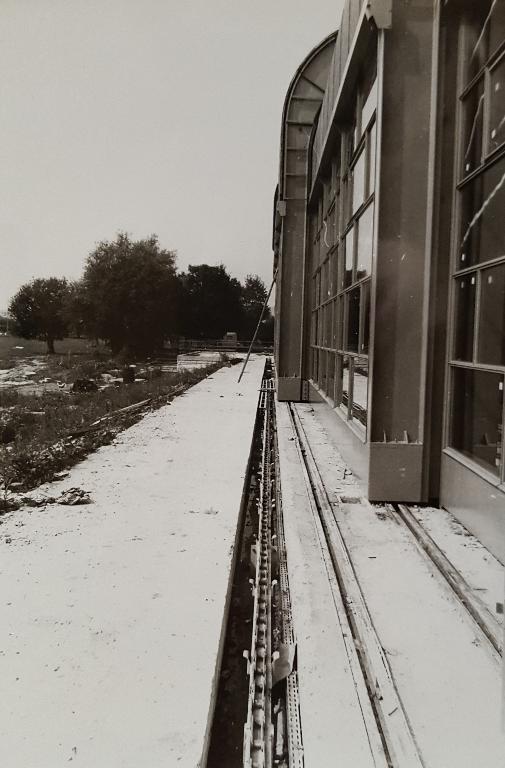 Vue des rails permettant aux éléments mobiles de s'ouvrir. Vue de chantier, juillet 1967. Photo : Société MacGregor-Comarain (AN ; 19840036/145).