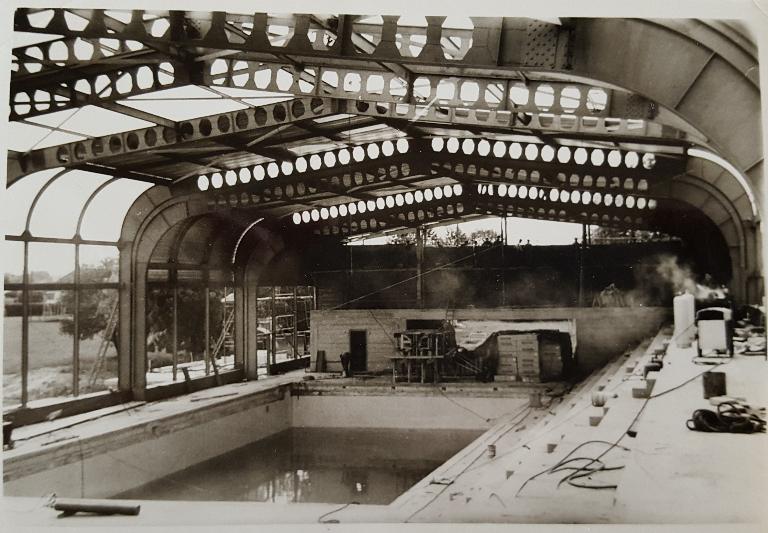 Vue de l'intérieur de la piscine à la fin des travaux. Juillet 1967. Photo : Société MacGregor-Comarain (AN ; 19840036/145).