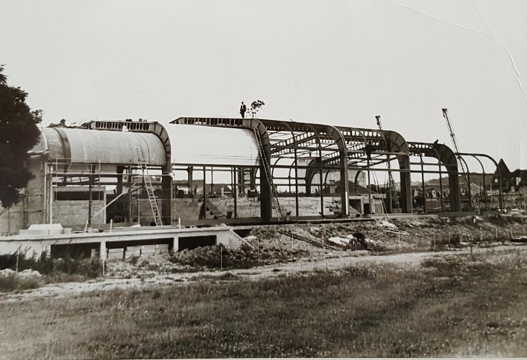 Vue générale de la piscine en cours de construction, façade sud. Juillet 1967. Photo : Société MacGregor-Comarain (AN ; 19840036/145). 