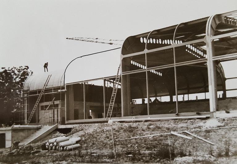 Vue du pignon d'entrée de la piscine en travaux. Juillet 1967. Photo : Société MacGregor-Comarain (AN ; 19840036/145).