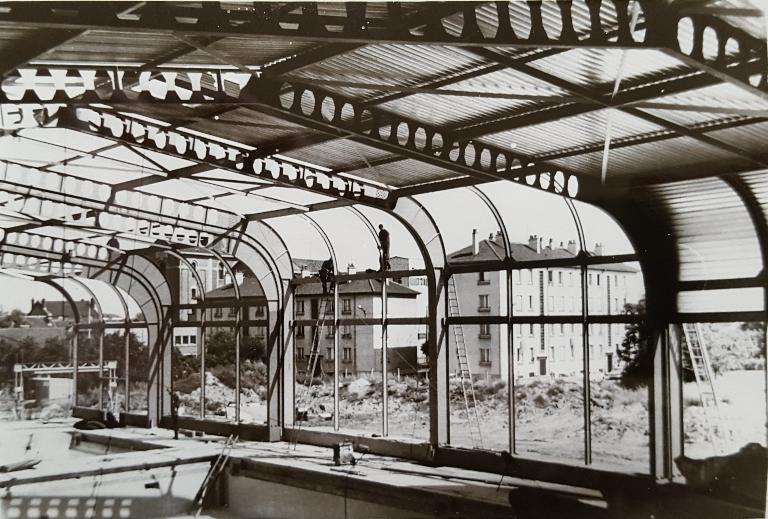 Vue de la structure mobile depuis l'intérieur de la piscine en travaux. Juillet 1967. Photo : Société MacGregor-Comarain (AN ; 19840036/145).