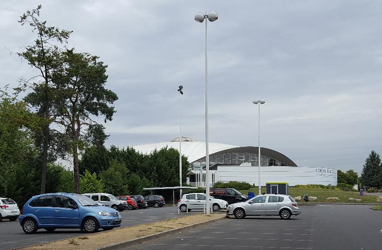 Vue de l'entrée du centre nautique depuis le parking