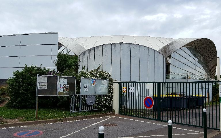 Vue d'une culée et de la façade est. 