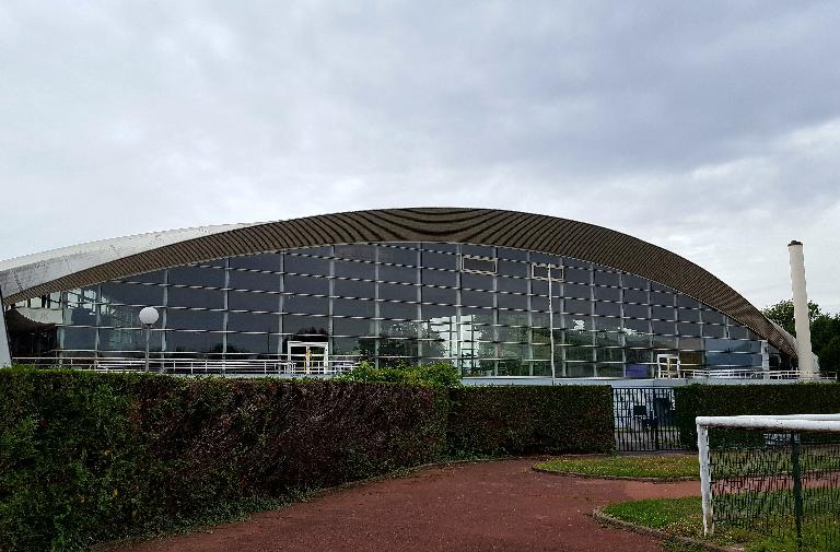 Vue de la façade est depuis le stade.