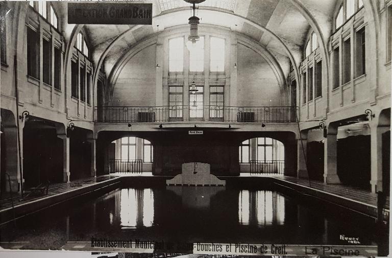 Photographie ancienne de l'intérieur de la piscine de Creil, vers 1930 (AC Creil).
