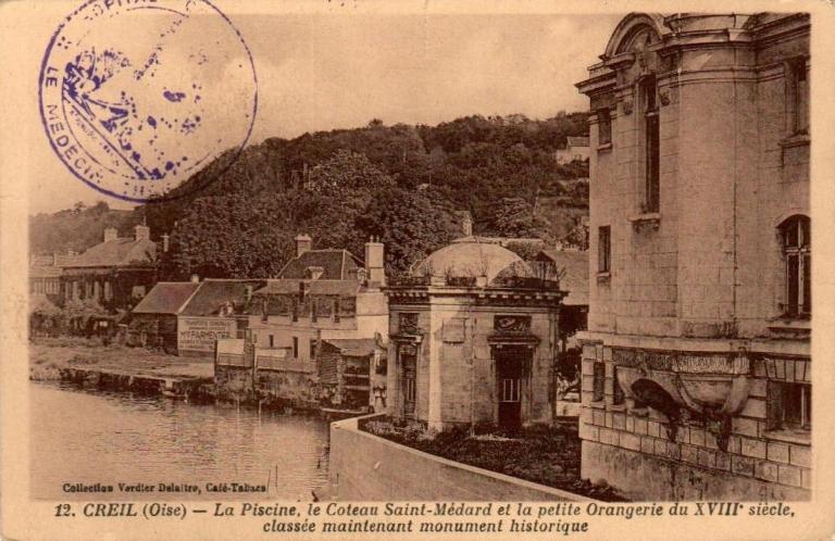A droite de l'image, vue de la façade sur l'Oise de la piscine, carte postale, vers 1925-1930 (coll. part.). 