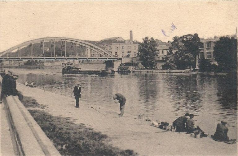 L'Oise et le pont métallique, avec en arrière-plan, la piscine de Creil. Carte postale, vers 1930 (coll. part.). 
