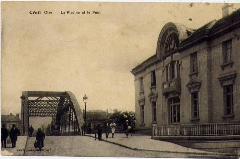 Façade de la piscine et le pont métallique de Creil. Carte postale, vers 1930 (coll. part.). 