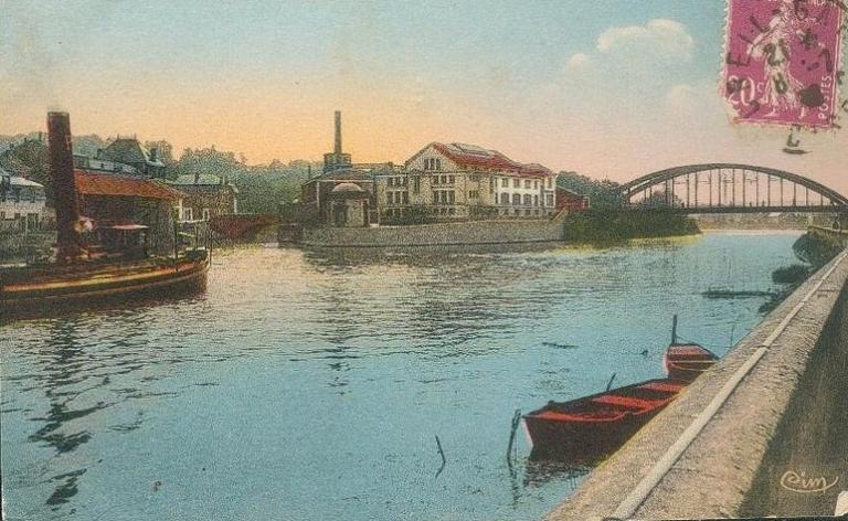 Vue de la piscine de Creil, sur la pointe de l'île Saint-Maurice, au bord de l'Oise. Carte postale colorisée, vers 1930 (coll. part.).