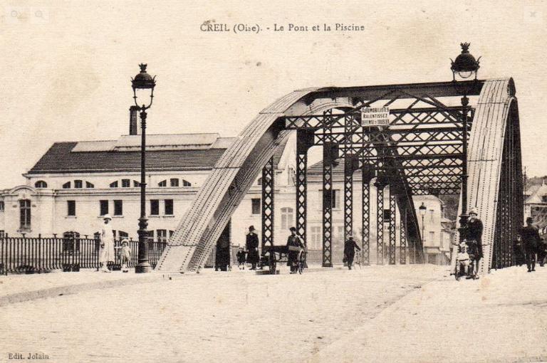 Le pont métallique menant à la piscine de Creil. Carte postale, vers 1930 (coll. part.). 